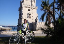 Frau Eva Mandl mit dem „Steirerbike“ in Lissabon
